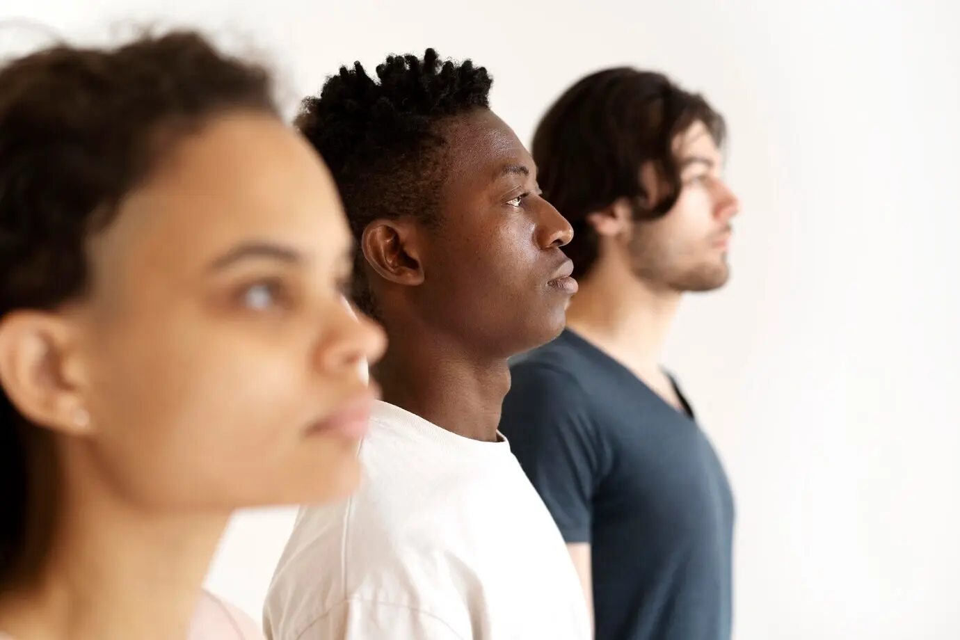 Крупный план людей, вместе становящихся сильнее.