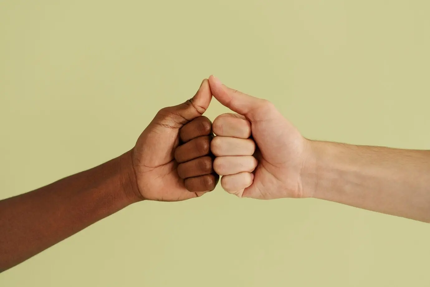 Крупный план людей, соединяющихся с помощью рук.