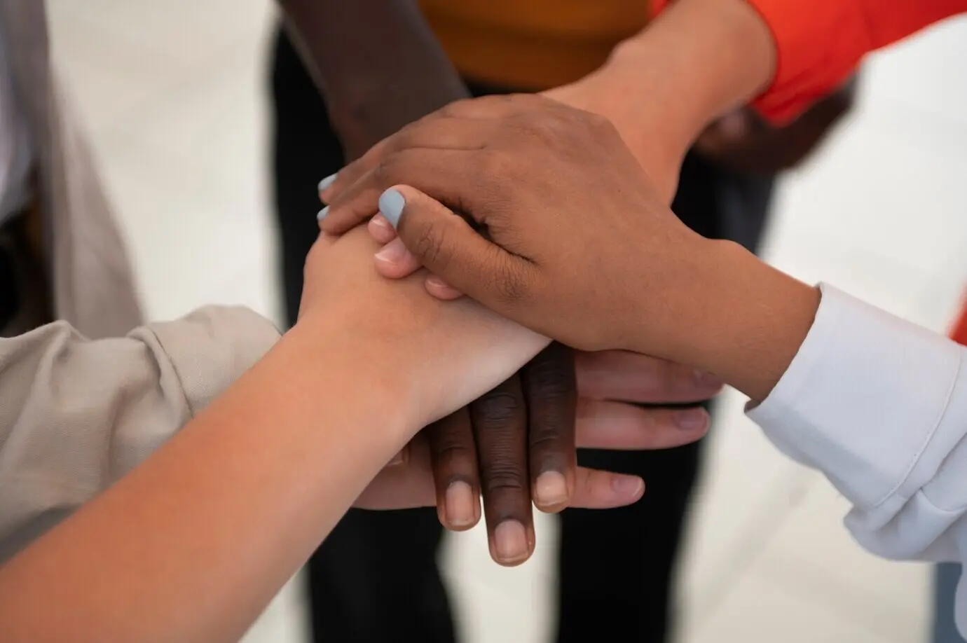 Вид сверху на молодых людей, молящихся в церкви.