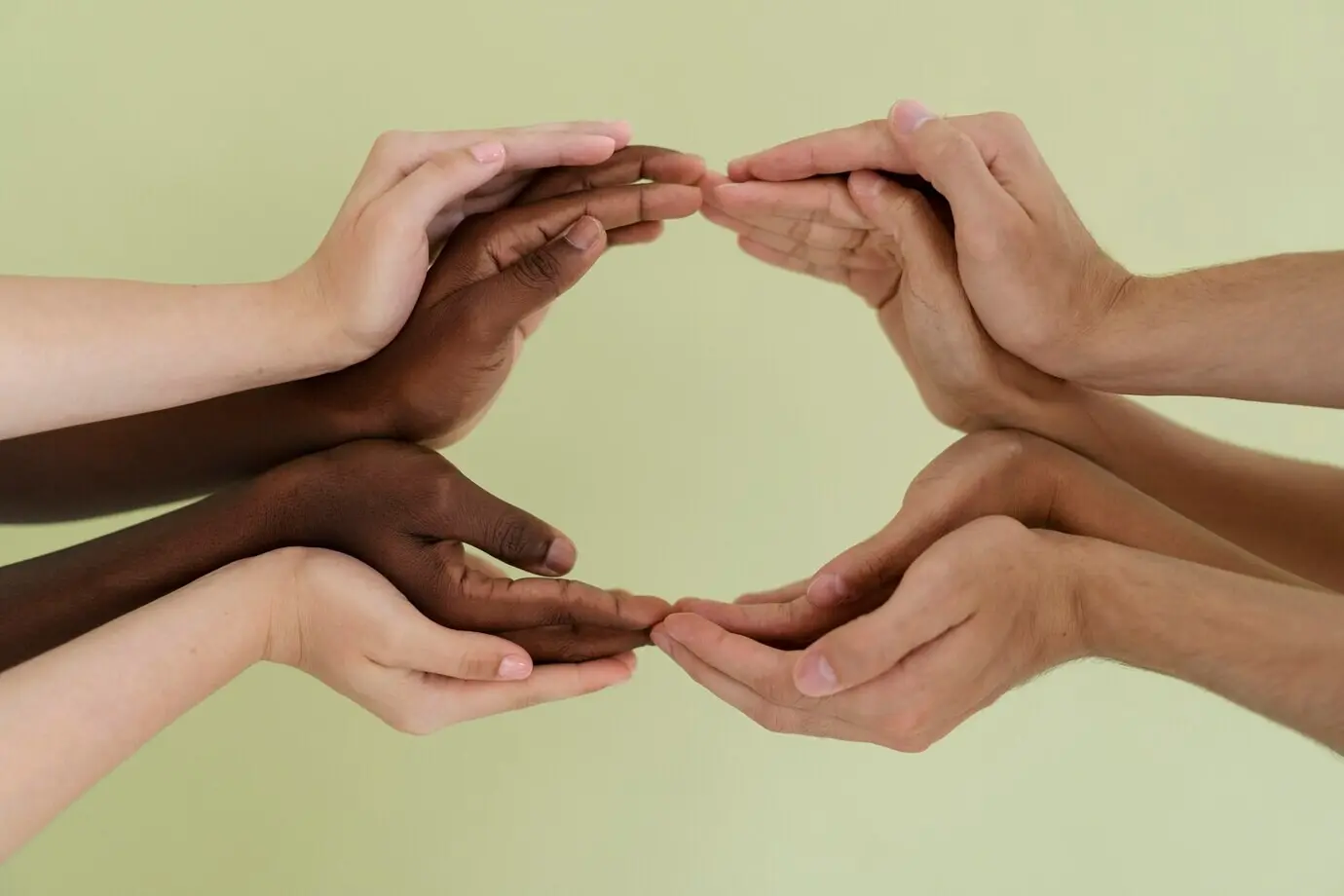 Крупный план людей, устанавливающих связь посредством рук.